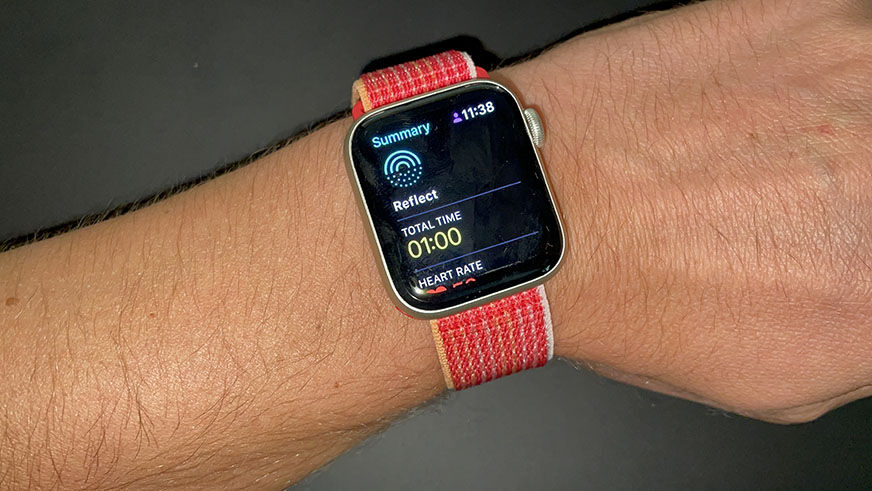 Упражнения для медитации можно увидеть на Apple Watch SE.